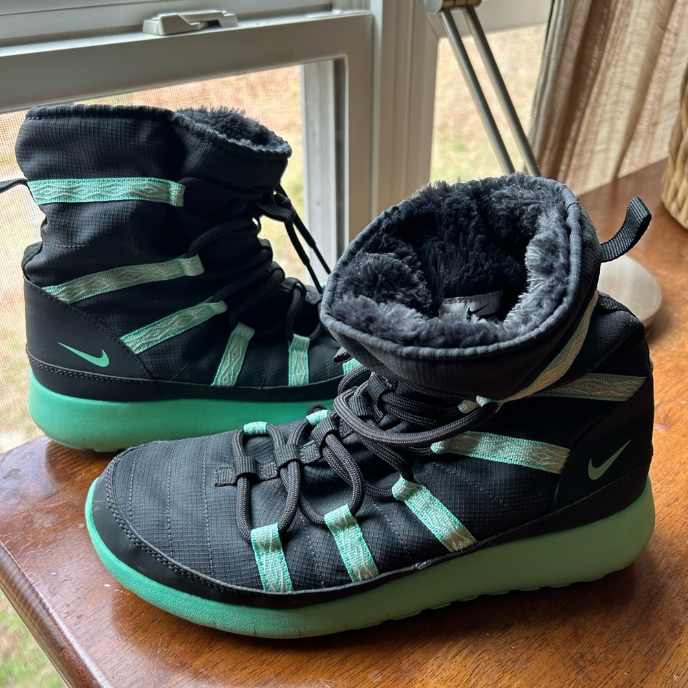 NIKE ROSHE ONE HI SE size 7, ( almost fits like an 8)